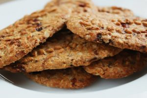 Cookies, also Kekse auf einem Teller